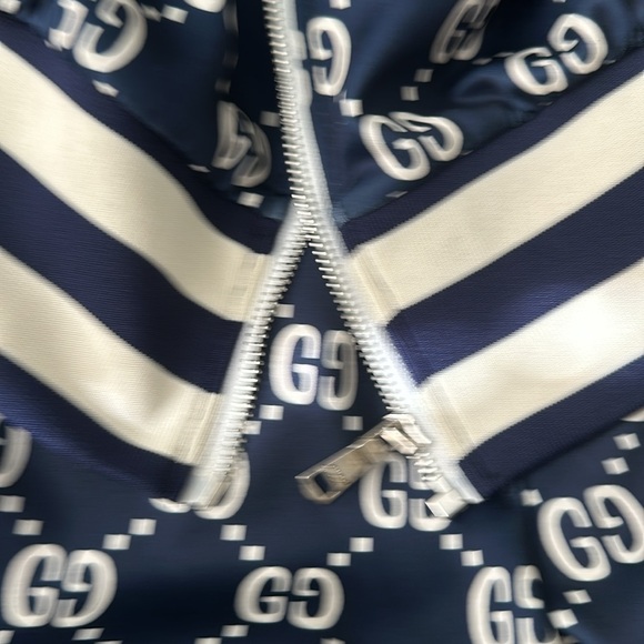 Luxury style medium used , zipper broken - Picture 2 of 5